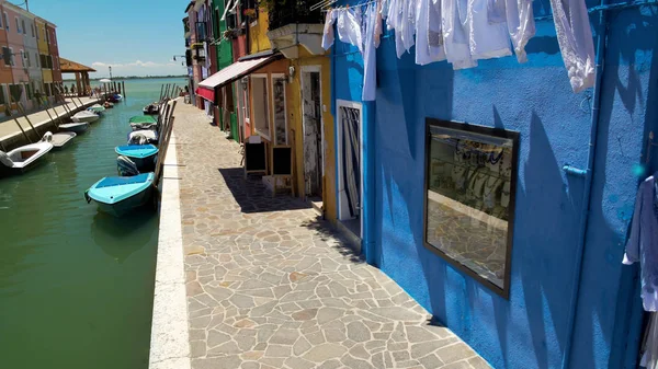 Creative Colorful Houses Italian Burano Island Motorboats Moored Sidewalk — Stock Photo, Image