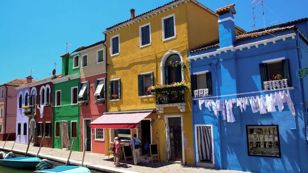 Hombres Mujeres Entrando Agradable Café Colorida Isla Burano Viajar Venecia — Foto de Stock