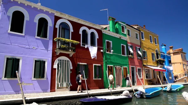 Curious Tourists Walking Street Burano Island Photographing Colored Houses — Stock Photo, Image