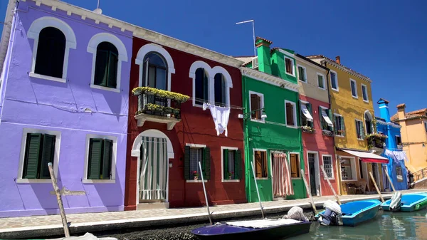 Brightly Colored Houses Boats Mooring Points Canal Burano Island — Stock Photo, Image