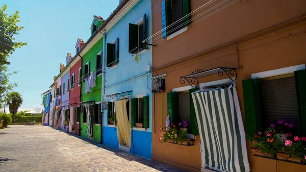 Hermosa Calle Con Casas Colores Brillantes Famosa Arquitectura Isla Burano — Foto de Stock