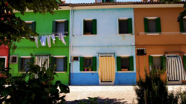 Rua Colorida Com Casas Multicoloridas Secagem Roupa Vento Plantas Verdes — Fotografia de Stock