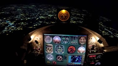 Gece şehir, uçak direksiyon simidi üzerinde uçuş simülatörü kontrol paneli
