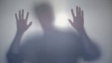 Korkmuş kurban pencerede, vurma katiller den dışarı almaya çalışırken