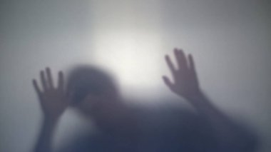 Katil, ölünün son hareketi kurbanı aşağı, düşen adam öldürdü