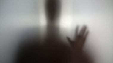 Adamın ihtiyacı yardım, uyuşturucu bağımlılığı, siluet yardım anonim için soran duvarın arkasında