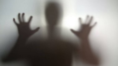 Eller yukarı, korkutmak olacak, stres için kabus kişi ile gizemli siluet