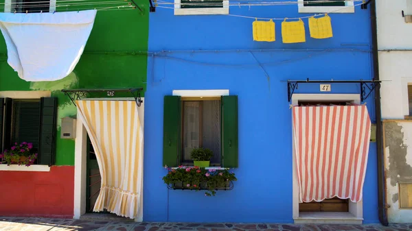 Vivid Casas Coloridas Pintadas Verde Azul Bonitas Macetas Las Ventanas — Foto de Stock