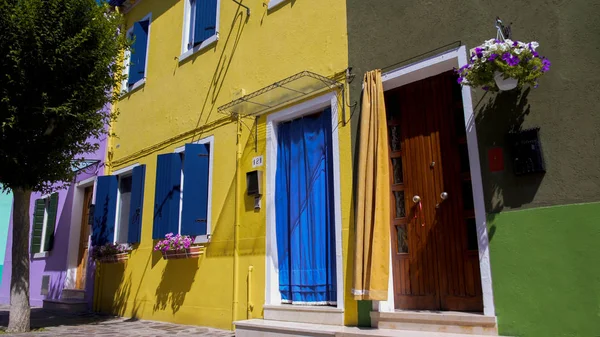 Casas Ordenadas Bien Cuidadas Colores Vivos Brillantes Decoradas Con Flores — Foto de Stock