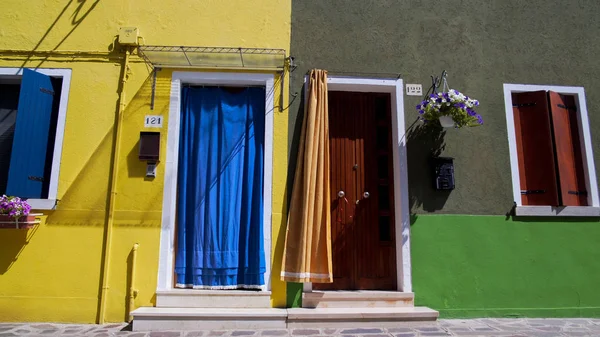 Dos Casas Vecinas Ordenadas Con Puertas Cerradas Abiertas Tradiciones Hospitalidad — Foto de Stock
