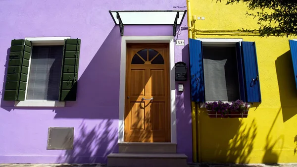 Lilas Brillantes Casas Amarillas Con Flores Dulces Las Ventanas Barrio — Foto de Stock