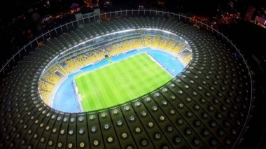 Işıklı şehir ışıkları, rekabet yerine, havadan görünümü ile büyük spor salonu