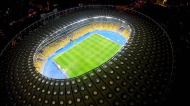 Futbol maçında büyük stadyum, havadan görünümü, futbol yarışması, gece görünümü