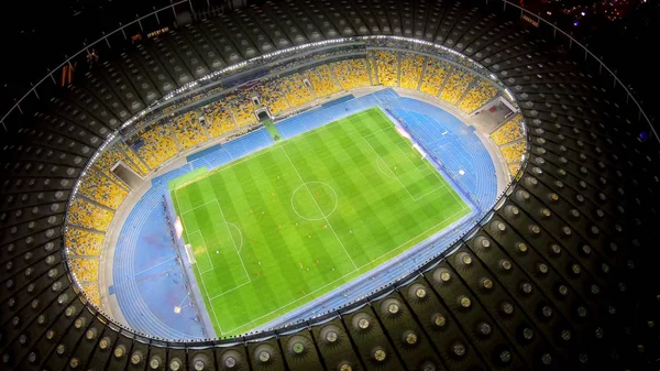 サッカー大規模スタジアム フィールド 空撮で一致 スポーツ アリーナでの選手権 — ストック写真
