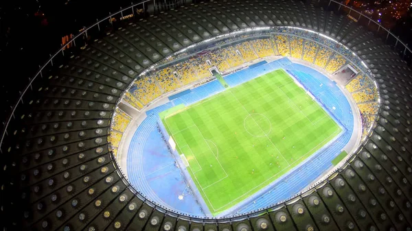Piłkarzy Szkolenia Duży Zielony Stadion Niesamowite Gród Wieczorem Mecz — Zdjęcie stockowe