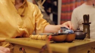 Tencere, egzotik manevi görgü içme çay töreni Bayan ana hizmet