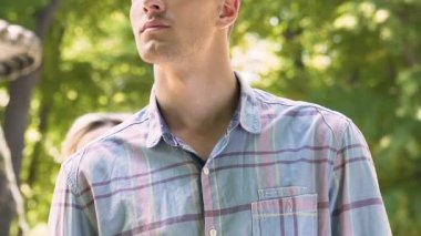 Çekici genç kadın erkek gözlerin ardında, aşk, mutlu çift kapanış tarihi