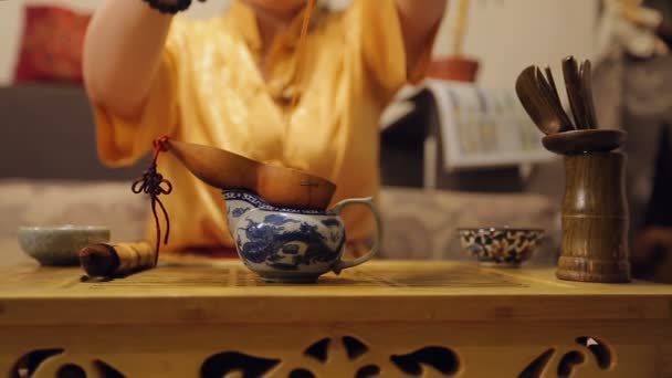 Doamnă turnând ceai, prepararea băuturilor ceremoniale, ospitalitatea tradițională — Videoclip de stoc