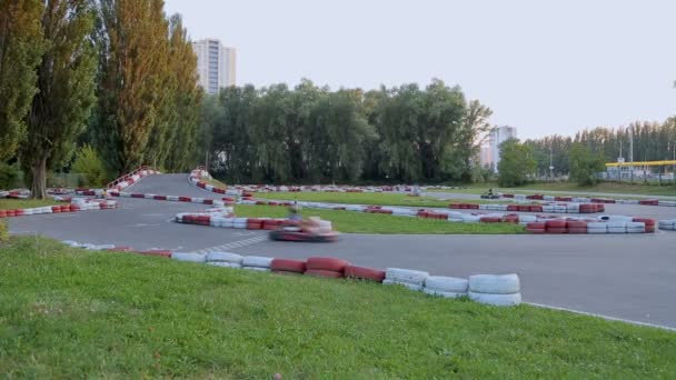 Amigos se divertindo no parque de corrida de kart, lazer ativo, competição de alta velocidade — Vídeo de Stock