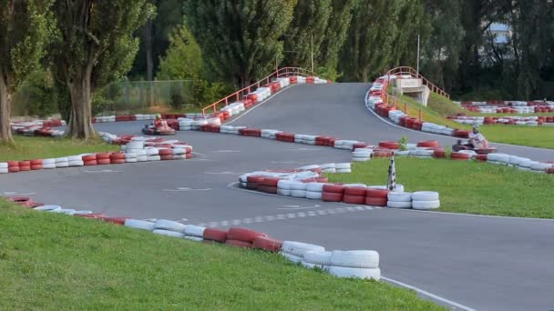 Tinerii care conduc cărucioare în complexul sportiv, recreere, spirit competitiv — Videoclip de stoc