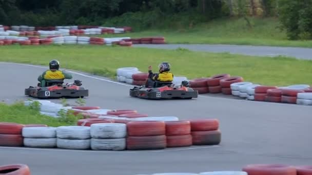 Casco kart piloti in pista durante la competizione, stile di vita di salute, velocità veloce — Video Stock