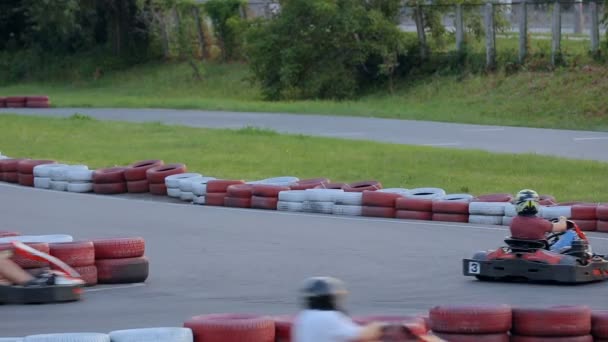 Tieners genieten van snelheid op outdoor kartingbaan circuits, zomer sport weekend spel — Stockvideo