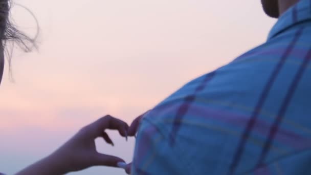 Coppia mani fare cuore segno cielo sfondo, amore simbolo, relazioni romantiche — Video Stock