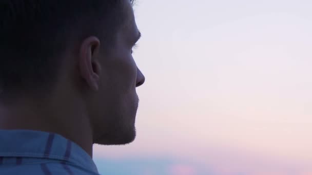 Joven mirando al cielo sobre la ciudad, disfrutando de la vista de la naturaleza, pensando en la decisión — Vídeo de stock