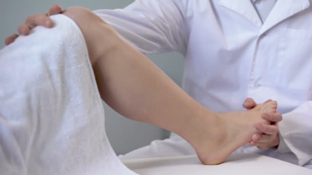 Traumatologist εξέταση ασθενών πόδι, εκτίμηση της σοβαρότητας του τραυματισμού, υγεία — Αρχείο Βίντεο