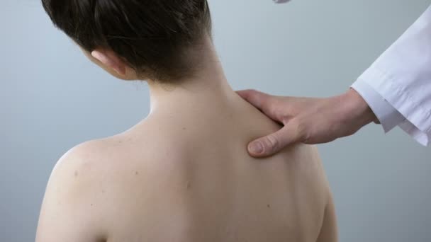Neurologist examining female back and neck, moving her head, scoliosis treatment — Stock Footage Neurologist examining female back and neck, moving her head, scoliosis treatment Stock Footage