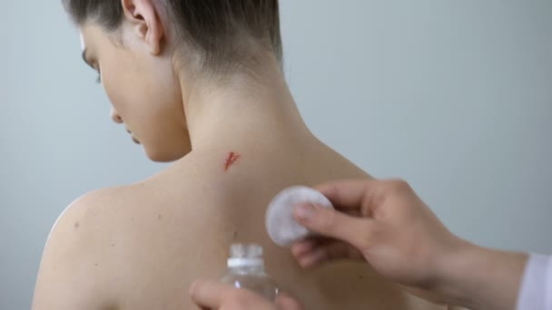 Лікар чистить рану на спині антисептиками, шрами лікувального засобу, перша допомога — стокове відео