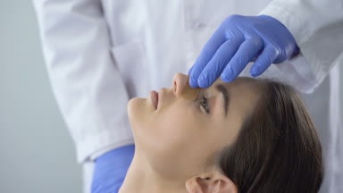 Burun dokunmadan traumatologist sıva ile kontrol için kırık, closeup tıkalı