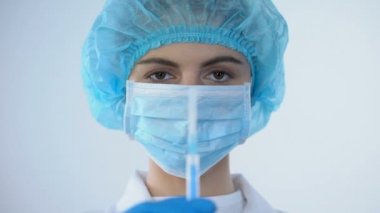 İlaç, closeup ile şırıngadan hava kabarcıkları dışarı pompalama anestezist