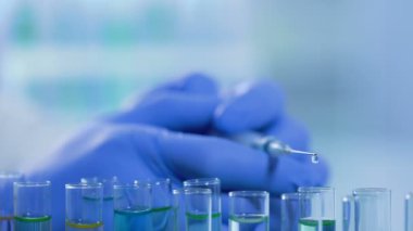 Damlayan test tüpleri içine şırınga, ilaç geliştirme laboratuvarında sıvı