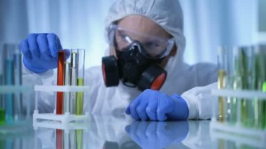 Erkek kimyager biohazard madde, test tüplerini kontrol toksikoloji testi