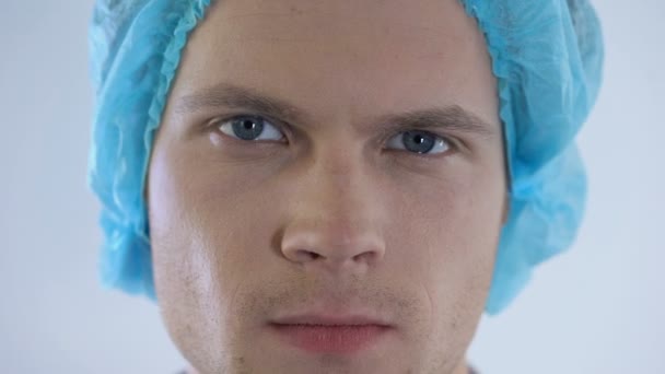 Médico masculino usando máscara cirúrgica, preparando-se para o exame do paciente, close-up — Vídeo de Stock