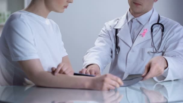 Médico asistente mostrando mamografía a mujer asustada con noticias de cáncer de mama — Vídeo de stock