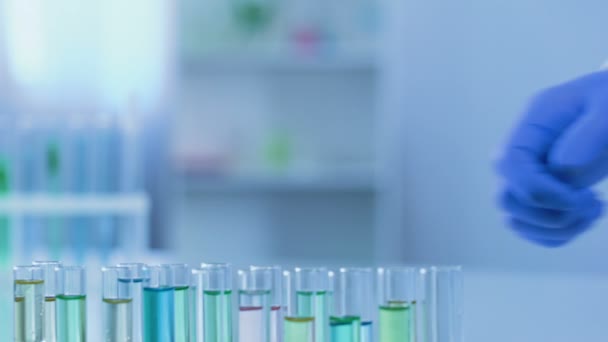 バラ色の液体、化粧品の製品開発と試験管を見て研究室助手 — ストック動画