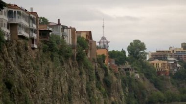 Tiflis, Gürcistan, doğal afet tehlike, risk uçurumun kenarında evler inşa