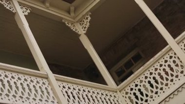 Tarihi şehir Tiflis'te, vintage parçaları cadde terası dekorasyon evler.