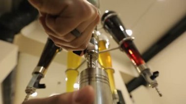 Cam dökülen adam yumuşak içeceği tarhun tarhun tedavi aromalı, gazlı