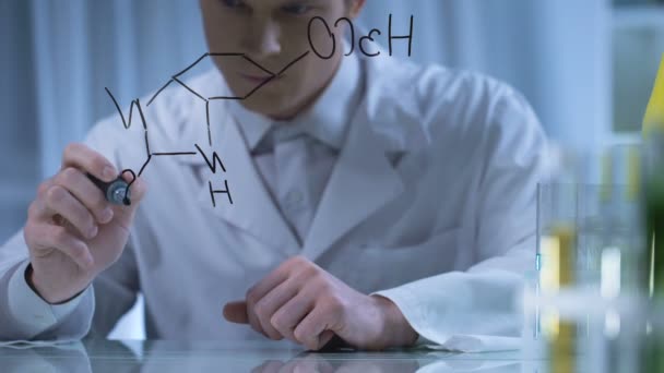 Científico contando dinero, financiación de la investigación, fórmula química en el vidrio — Vídeos de Stock