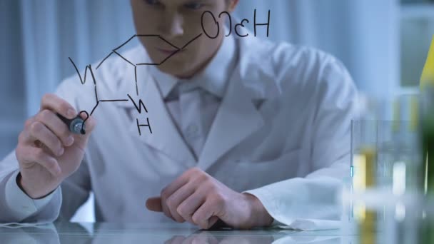 Scienziato che conta i soldi, finanziamento della ricerca, formula chimica sul vetro — Video Stock