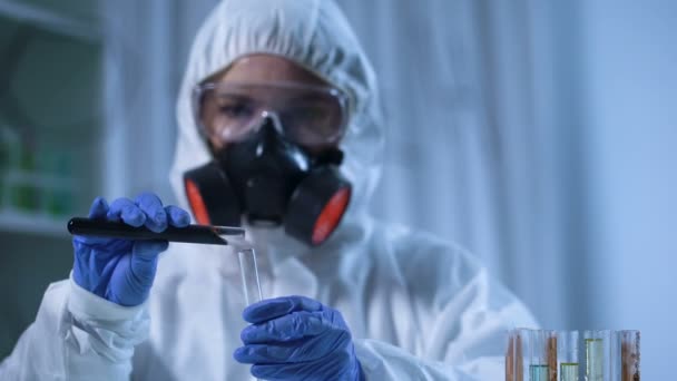Laborassistent gießt Petrochemie in Reagenzglas, Erdölindustrie — Stockvideo