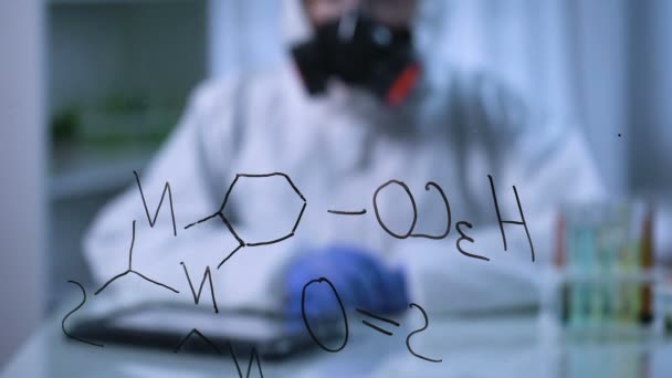 Chemicus in gasmasker onderzoeksresultaten aangaan tablet, formule op voorgrond — Stockvideo