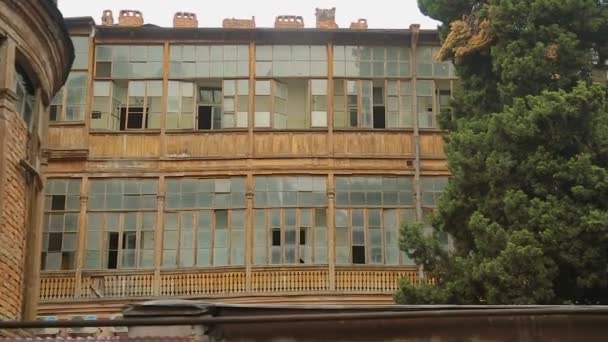 Пожилые квартальные здания с разбитыми окнами, заброшенные трущобы, бедные поврежденные места — стоковое видео