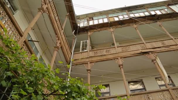 TBILISI, GEORGIE - CIRCA MAI 2017 : Maisons dans la ville. Maisons traditionnelles géorgiennes extérieures, design de sculpture sur bois classis dans les cours — Video