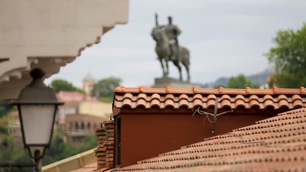 Vakhtang Gorgasali monument uitzicht op het dak van de gebouwen, oude beroemde figuur — Stockvideo