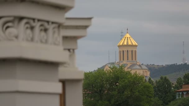 Троицкий собор в центре Тбилиси, историческое наследие, место молитвы — стоковое видео