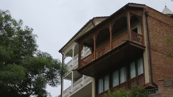 Casas de varanda de design de madeira tradicional, belo exterior, residência de estilo antigo — Vídeo de Stock